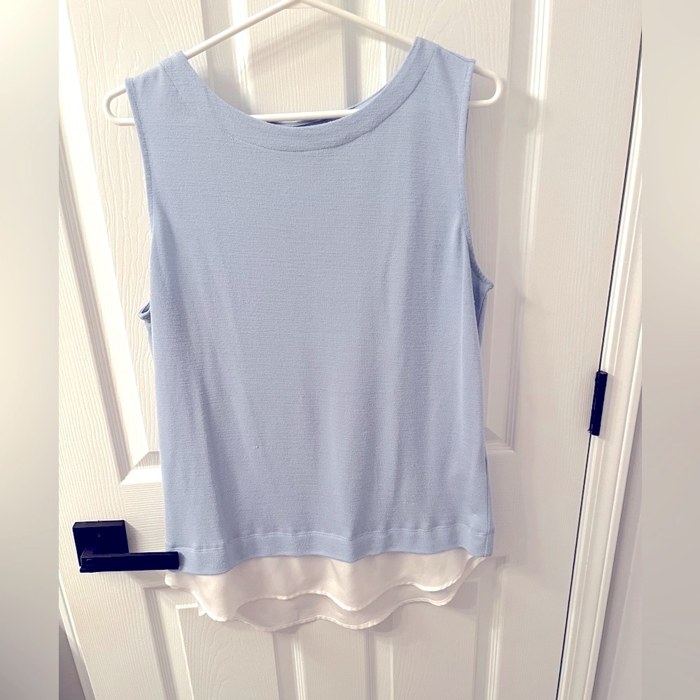 Banana republic short sleeve tee with bottom detail